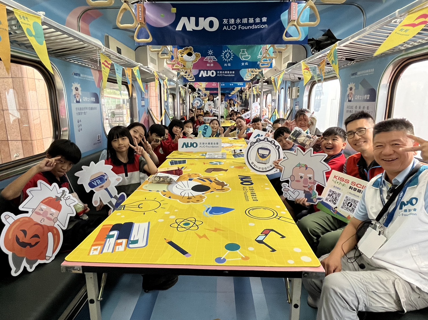 友達永續基金會參與「臺灣科普環島列車」，設計基礎科學車廂課程，以「淨零碳排和永續能源」為主題，讓學生透過創意實驗認識淨零知識，以及思考生活中的減碳行為