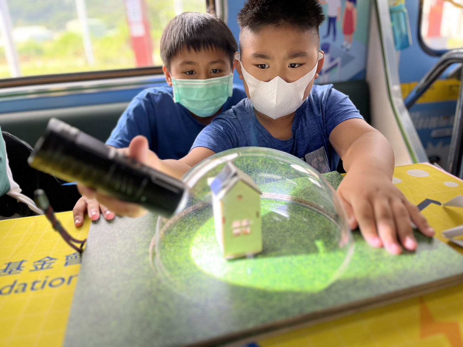 友達參與基礎科學主題車廂，以STEAM教學精神，設計「逐日科學家」、「太陽能工程師」以及「淨零建築師」三大能源科普課程和實驗