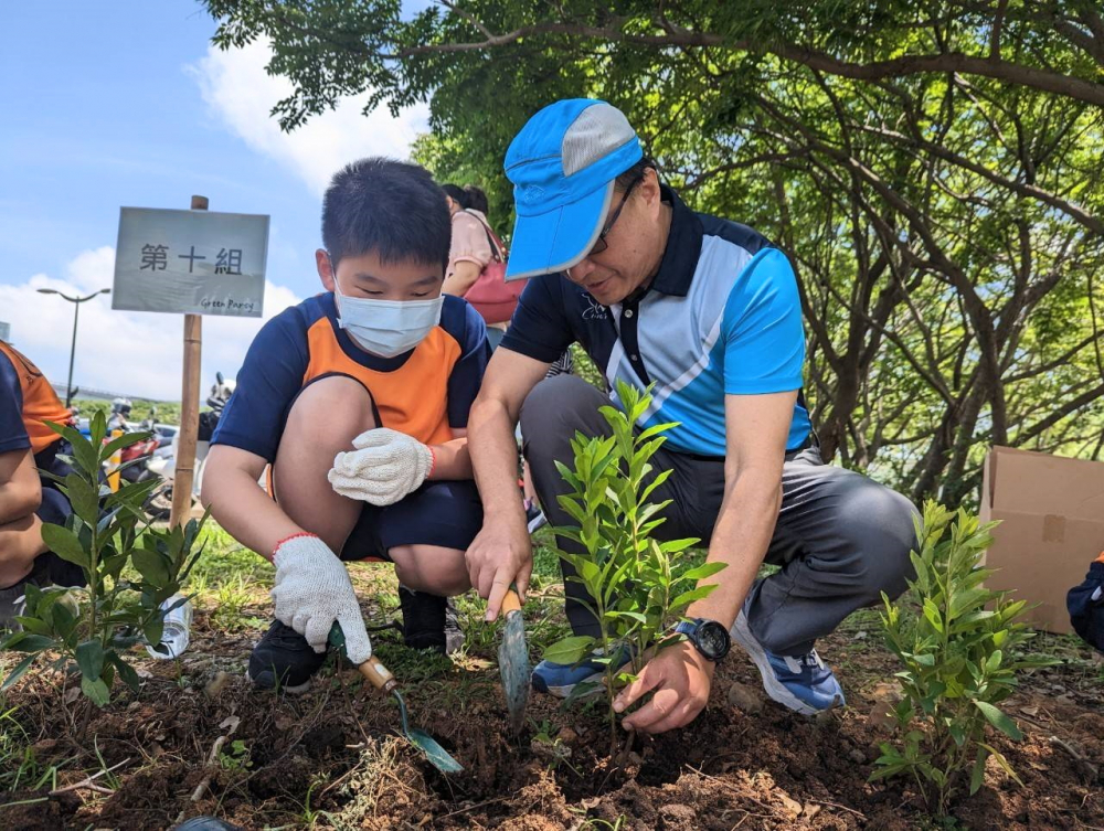 友達綠色志工及眷屬一起植下樹苗，親手打造綠帶景觀及動植物的友善棲息環境