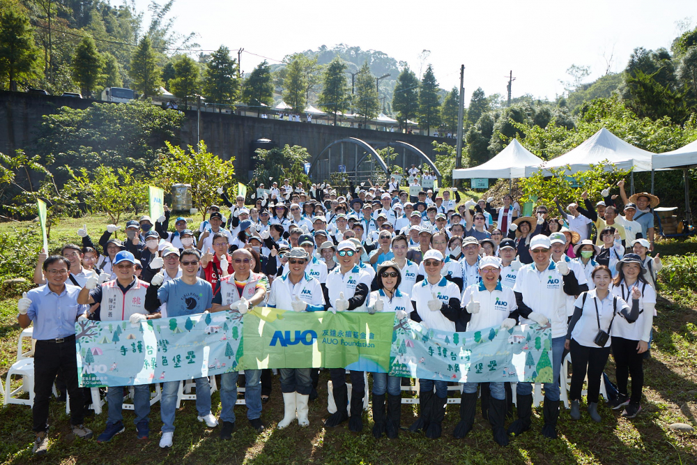 友達永續基金會集結超過200位志工，攜手移除外來入侵種小花蔓澤蘭，守護霄裡溪生物多樣性