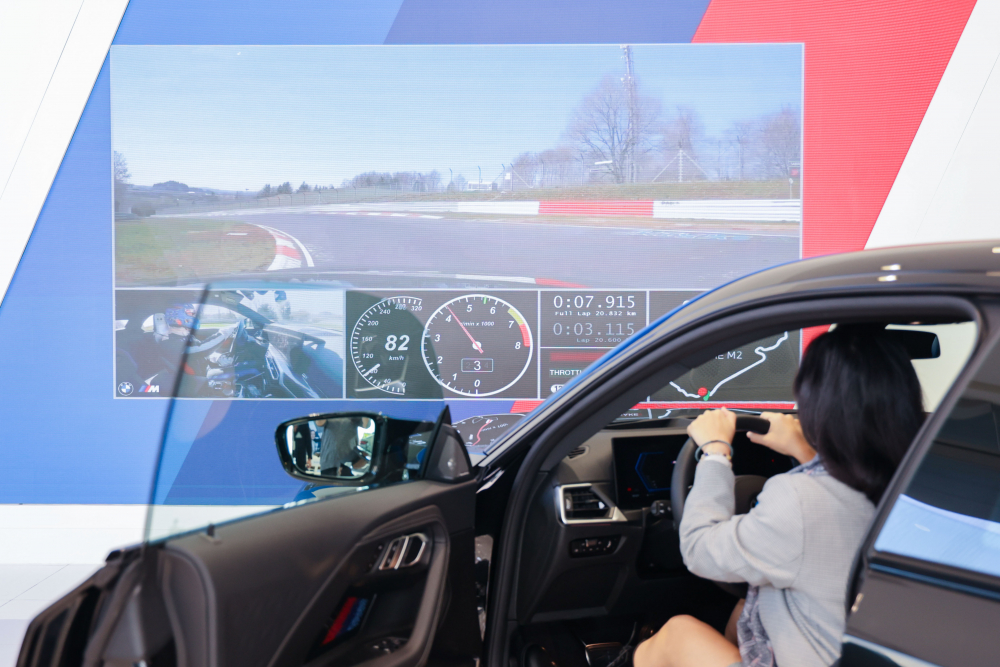 顧客按下虛擬Engine Start按鈕，啟動預選車款的引擎聲浪，螢幕同時呈現德國紐柏林賽道的試駕畫面，坐進車內一秒化身駕駛員馳騁奔騰