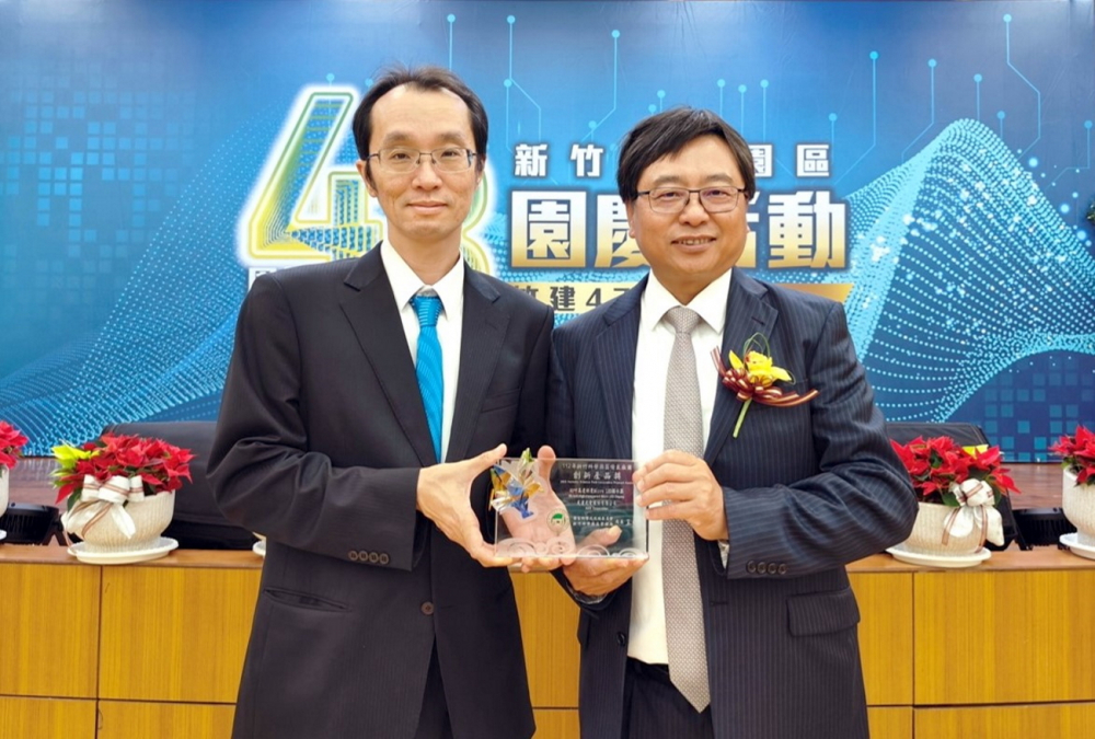 友達60吋高透明度Micro LED顯示器榮獲2023竹科創新產品獎，由友達光電顯示產品研發總部副總經理吳仰恩(左)代表領獎