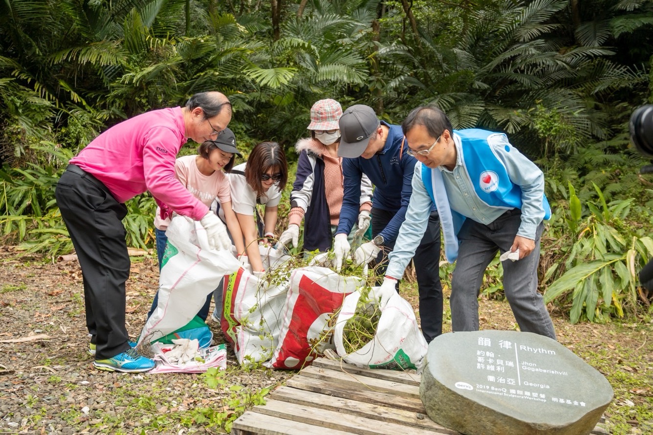為共同守護在地物種，友達永續基金會號召志工認識並移除「綠癌」: 外來入侵種小花蔓澤蘭