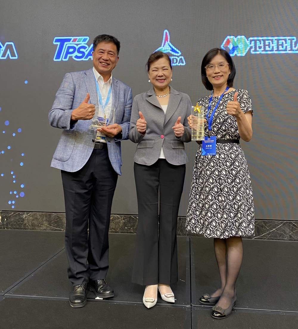 友達致力推動永續發展，於Touch Taiwan2024以3R策略貫穿Display、ESG展位實現綠色展覽目標之成果，Display展位獲綠色裝潢設計鑽質獎最高榮譽，ESG同獲金質獎殊榮。由經濟部長王美花（中）親自頒予友達光電董事長彭双浪（左）、友達光電永續長古秀華（右）