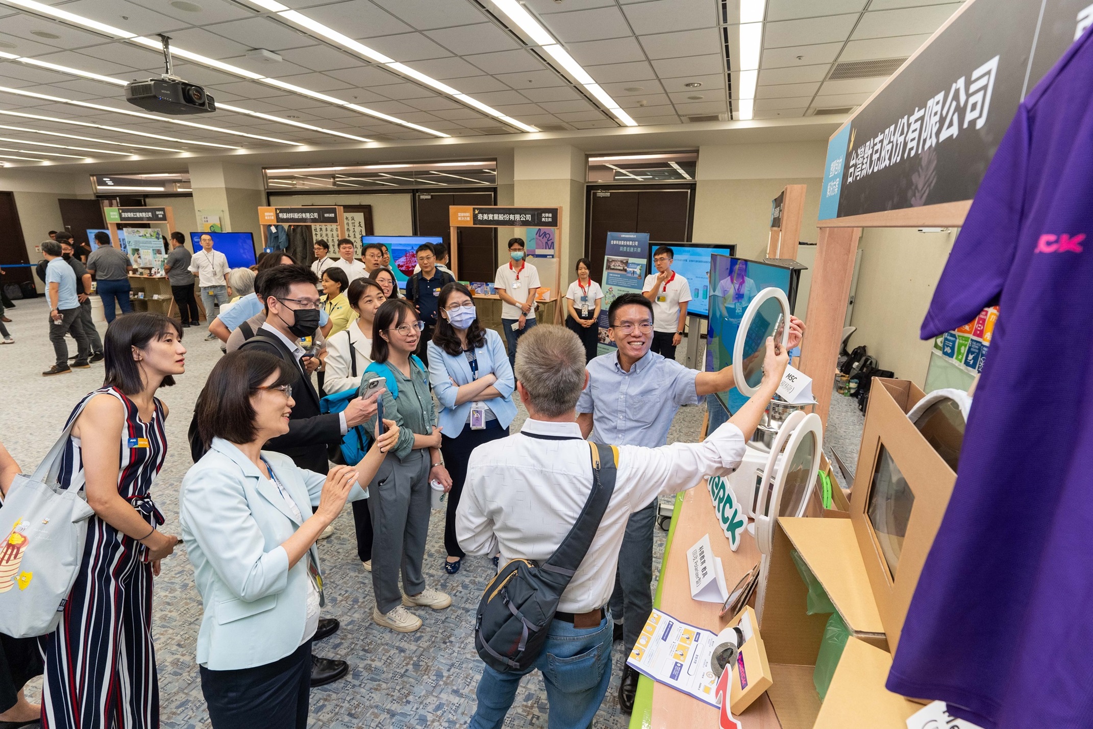 友達聯手產業夥伴策劃首屆生態圈聯展，展示如何將廢塑料循環再利用，創新解決方案包括：塑膠包材再生與循環使用、再生塑料研發及應用、廢塑膠回收再生技術、減塑生活提案等