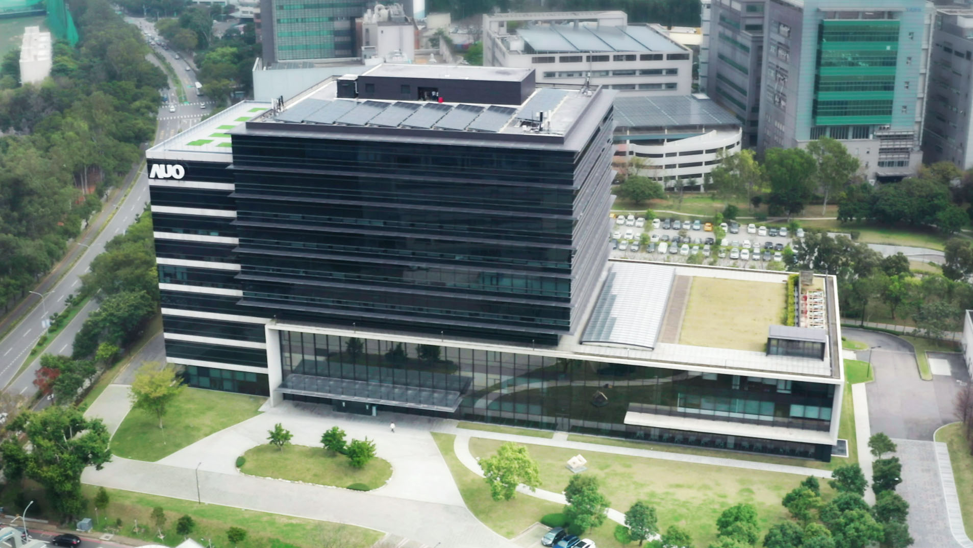 友達光電積極實踐永續作為，以「友達全球研發中心（Global Research Center，GRC）」總部大樓，通過ISO 14068-1:2023碳中和管理標準查證，並承諾於2030年實現台灣所有辦公據點均朝此目標邁進
