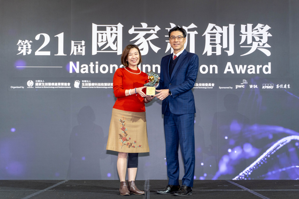友達旗下子公司友達耘康與達擎分別以「中醫數位化檢測解決方案」及「寬視角3D醫療顯示器」獲得第二十一屆國家新創獎「智慧醫療與健康科技」類別的「企業新創獎」與「國家新創精進獎」兩項殊榮。圖左為衛生福利部政務次長林靜儀、圖右為友達光電智慧醫療事業群總經理廖世宏